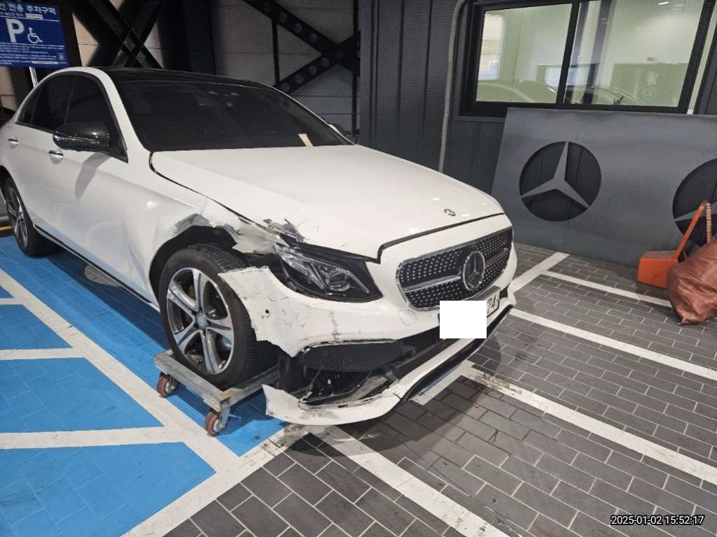 2017 Mercedes-Benz E300 4Matic, photograph 2