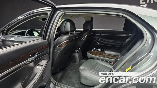 Genesis G90 3.3 T AWD — photo 1 of 20