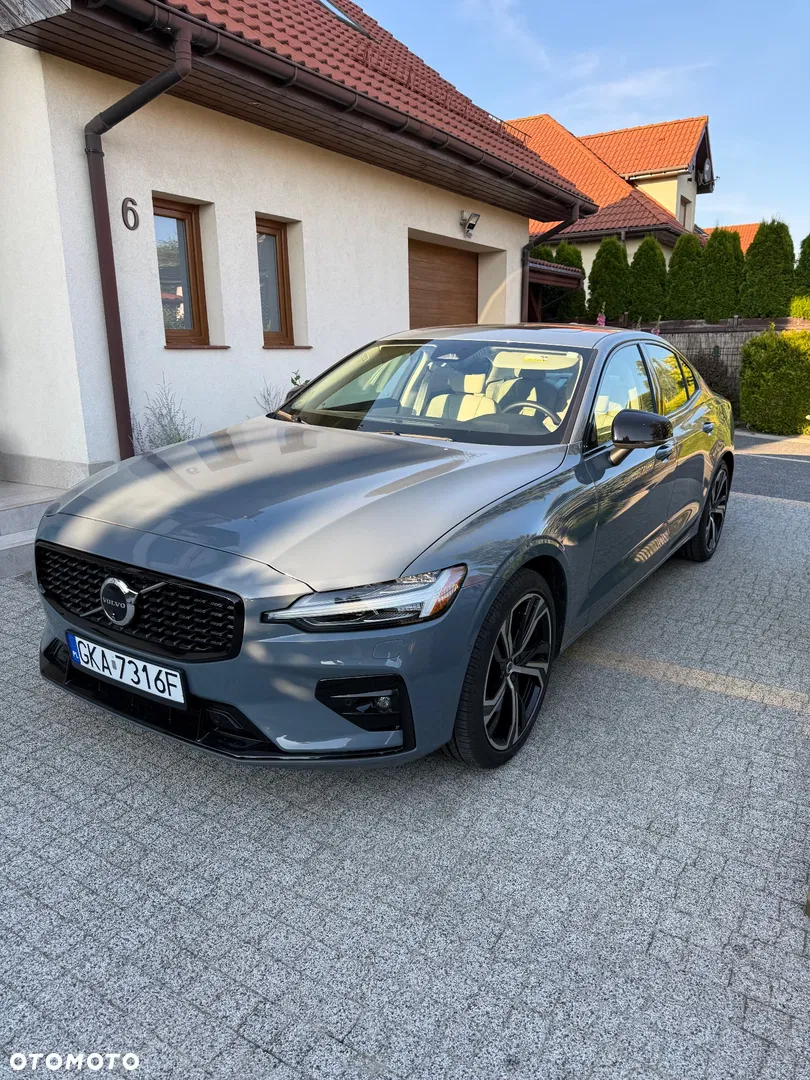 Volvo S60 B5 B Ultimate Dark — photo 1 of 13