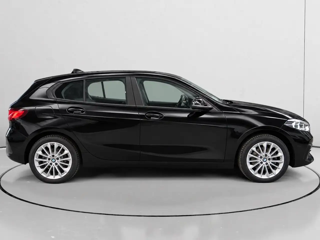 2022 BMW 116 116i, photograph 2