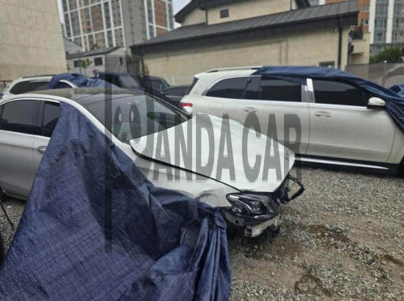 2019 Mercedes-Benz E300, photograph 3