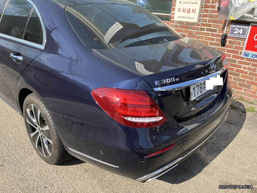 2019 Mercedes-Benz Benz E 300 e, photograph 4