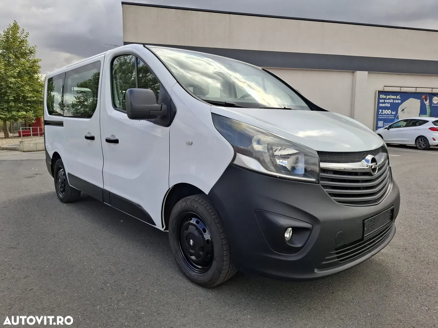 2017 Opel Vivaro L1H1 S&S Tourer, photograph 2