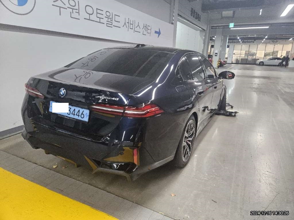 2024 BMW i5 eDrive40, photograph 3