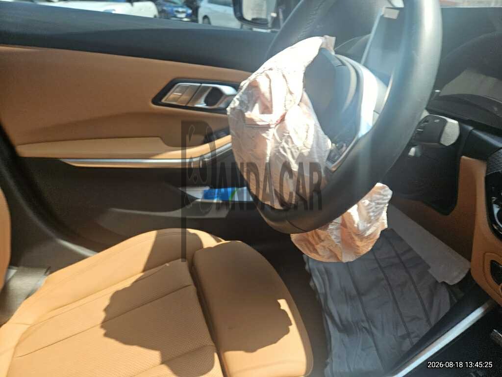 2025 BMW 320i, photograph 3