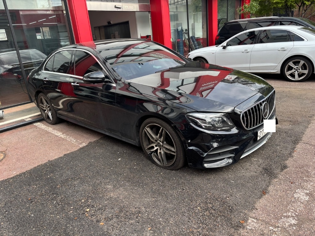2020 Mercedes-Benz E 300 4MATIC, photograph 3