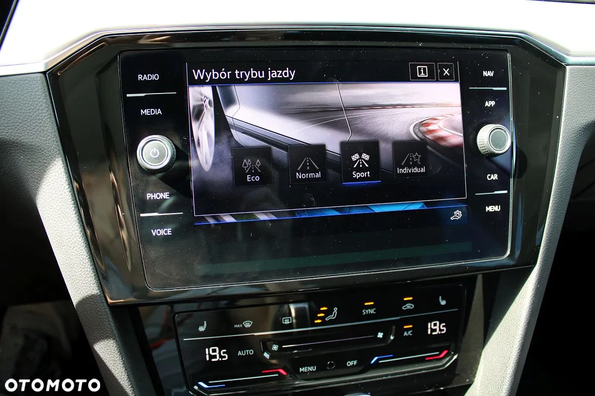 2023 Volkswagen Passat Variant 2.0 TSI Elegance DSG, photograph 3