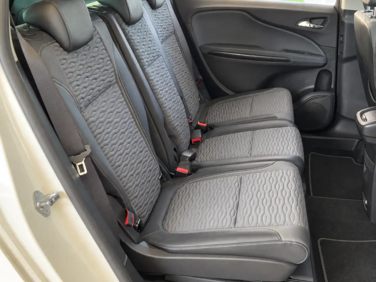 2015 Opel Zafira Tourer 1.6CDTi S/S Excellence 136, photograph 10