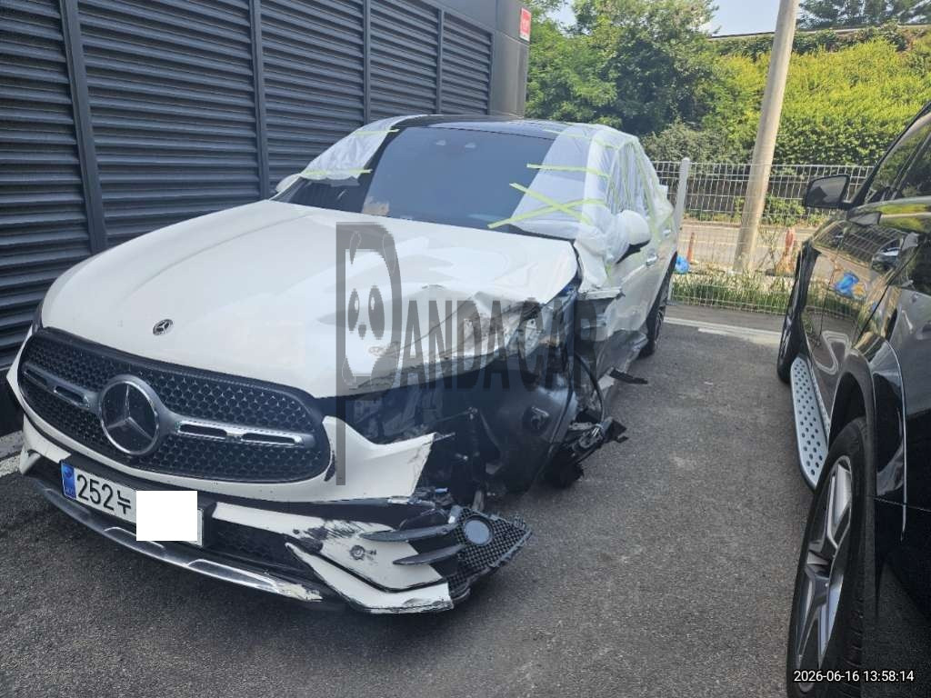 2026 Mercedes-Benz GLC 300 4MATIC Coupe, photograph 2