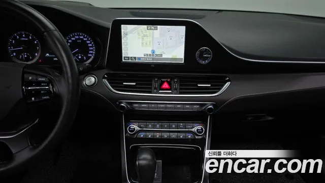 2017 Hyundai Grandeur 3.0 Exclusive, photograph 2
