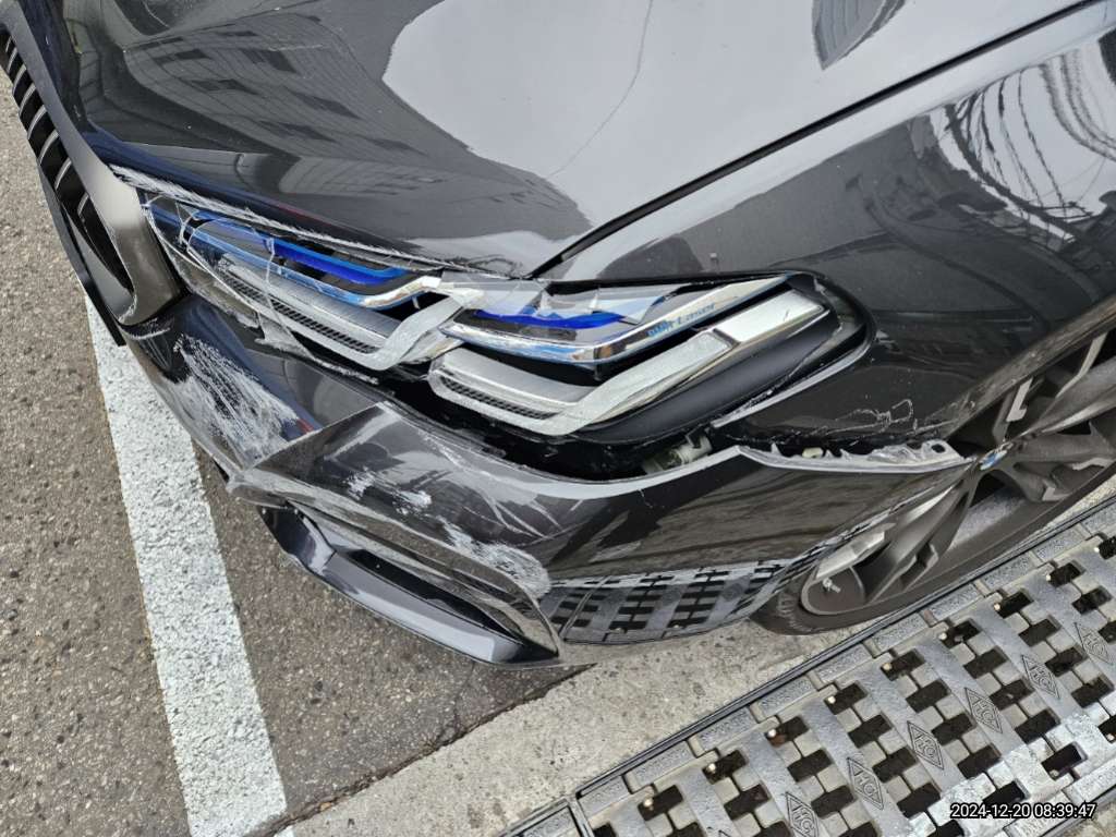 2021 BMW M550i xDrive, photograph 3