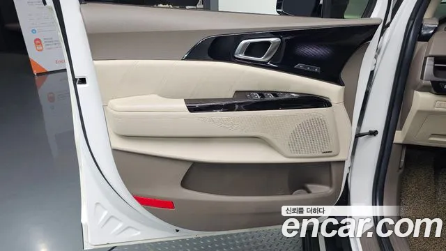 Kia Canival Diesel 9-Seater Signature — photo 1 of 31