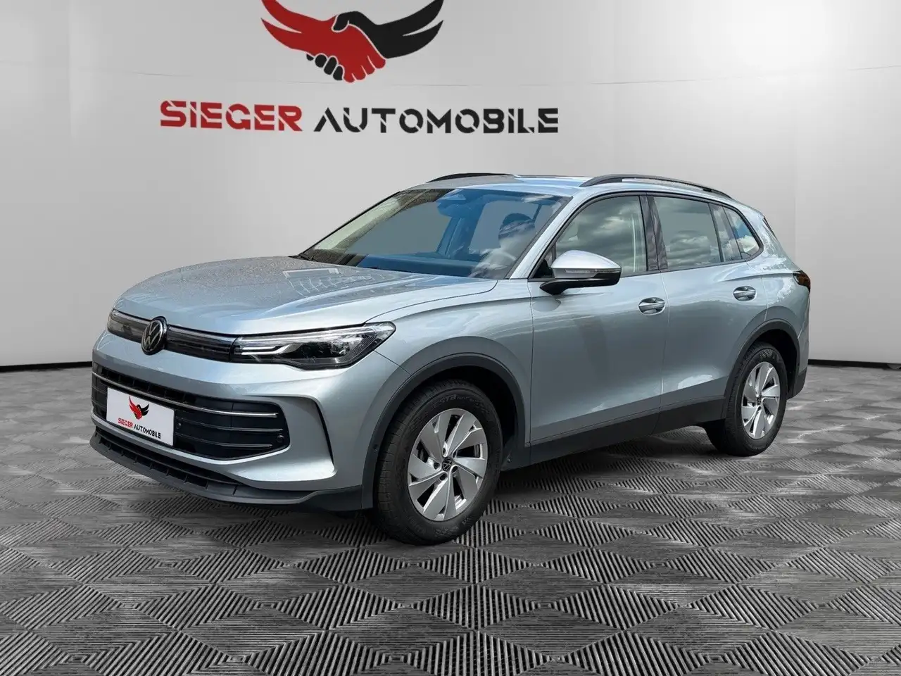 Volkswagen Tiguan 2.0 TDI MWST DSG ACC AMBIENTE — photo 1 of 22