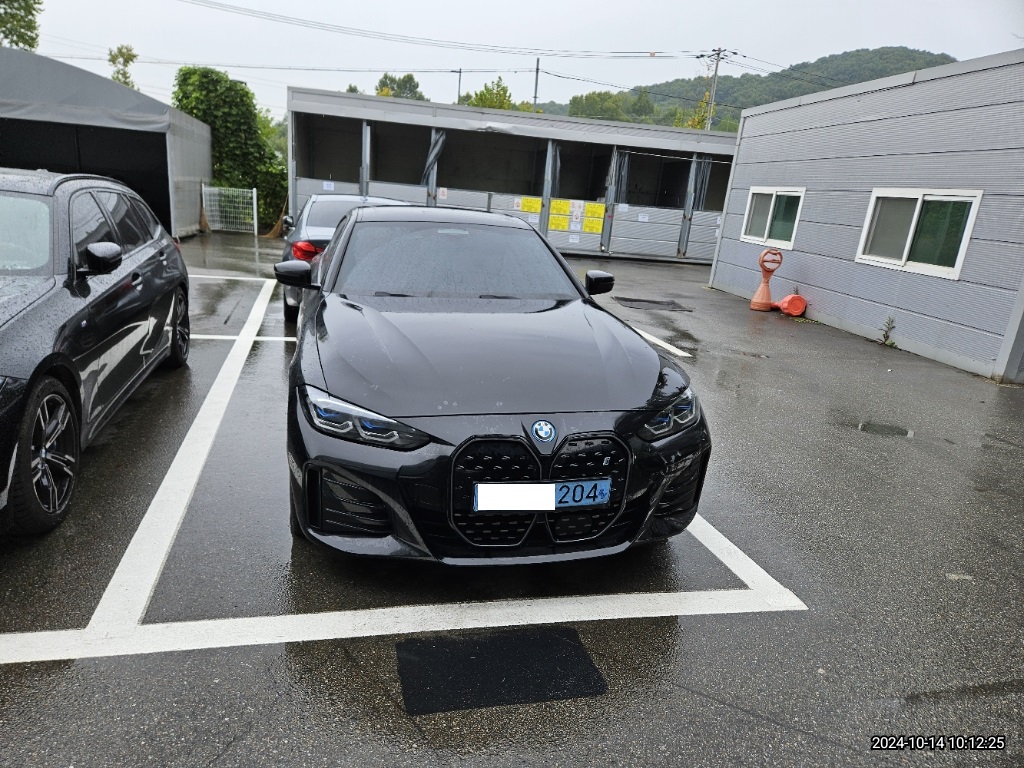 2023 BMW i4 eDrive40, photograph 1