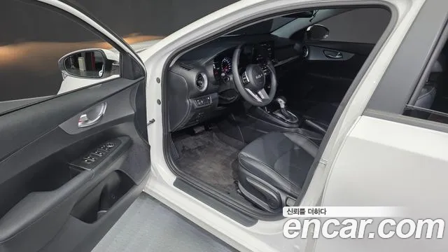 Kia K3 1.6 — photo 1 of 30
