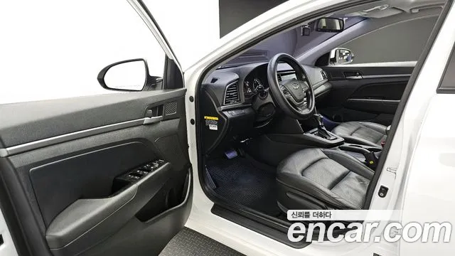 Hyundai AVANTE 1.6 GDI Smart — photo 1 of 20