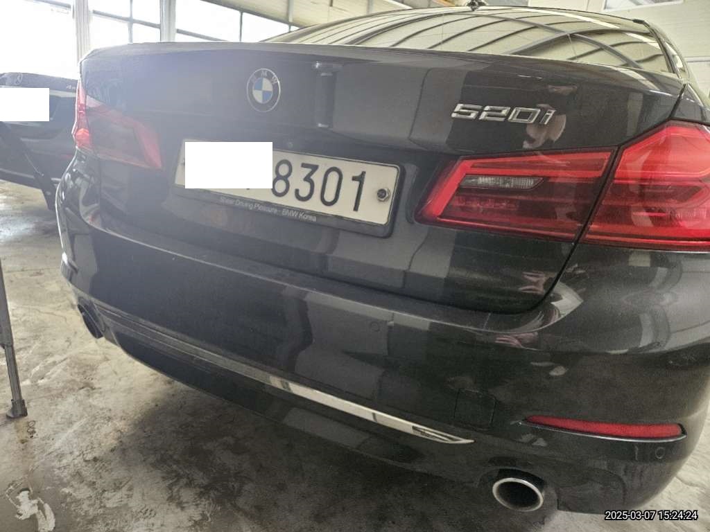 2018 BMW 520i, photograph 2