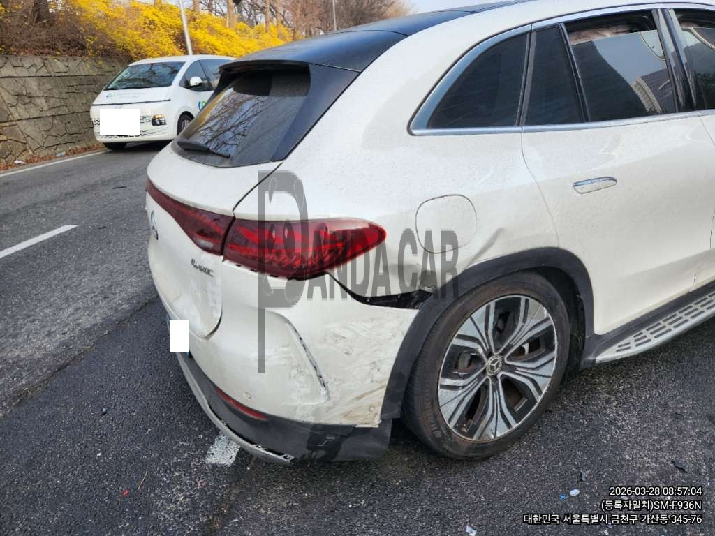 2023 Mercedes-Benz EQE350 4MATIC SUV, photograph 3