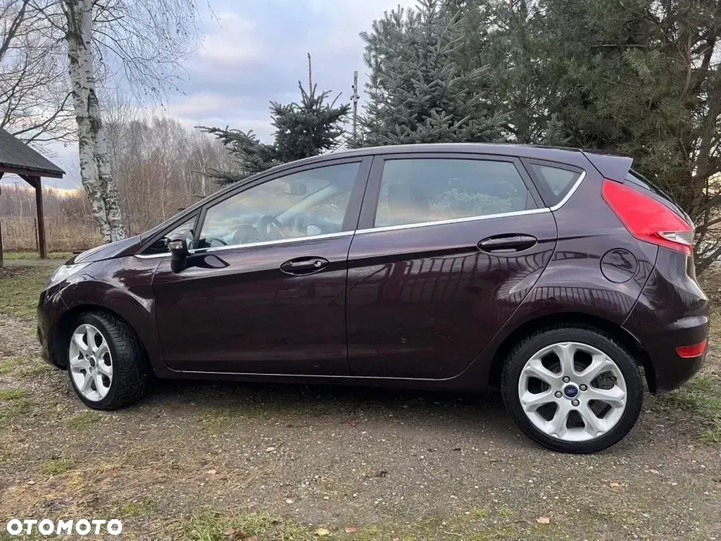 2010 Ford Fiesta, photograph 2