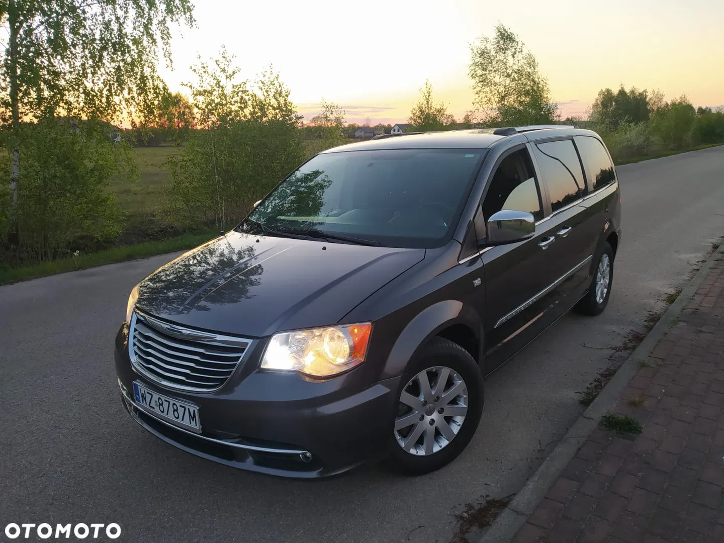 Chrysler Town & Country 3.6 Limited — photo 1 of 40