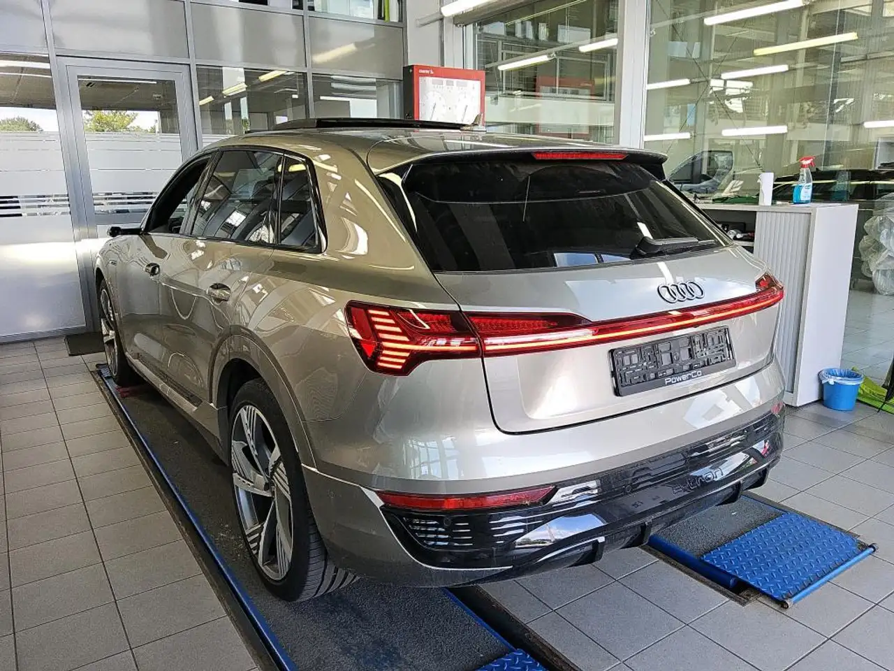 2024 Audi Q8 e-tron 55 S line ACC AHK HuD PANO MASSAGE 22Z, photograph 5