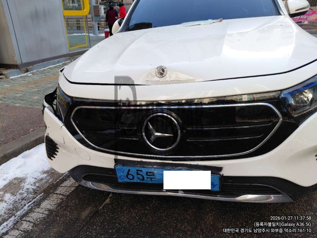 2024 Mercedes-Benz EQB300 4MATIC, photograph 1