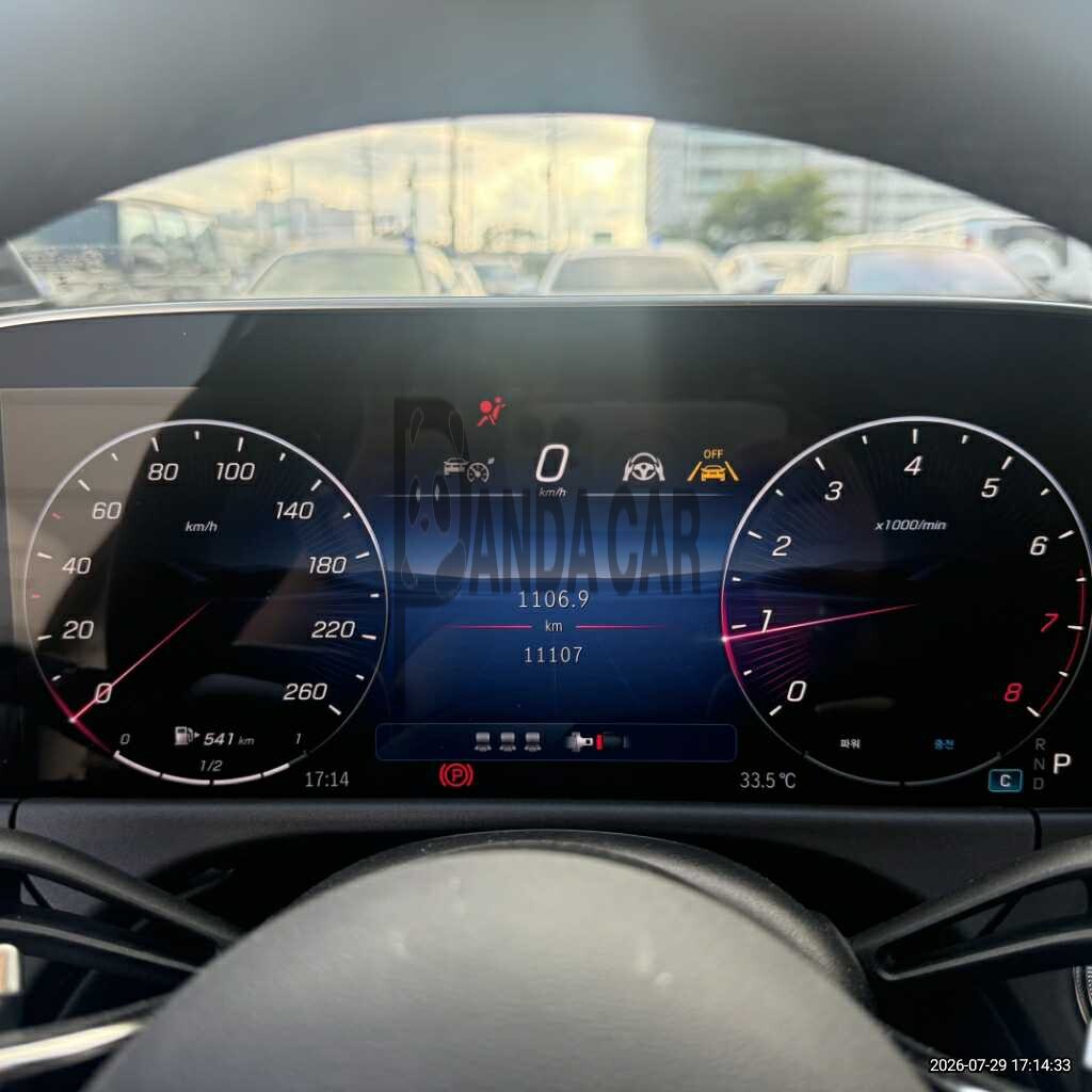 2025 Mercedes-Benz E 200, photograph 3