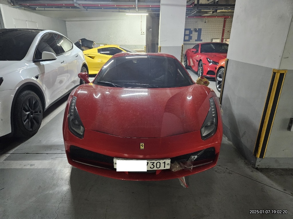 2018 Ferrari 488 Spider, photograph 1