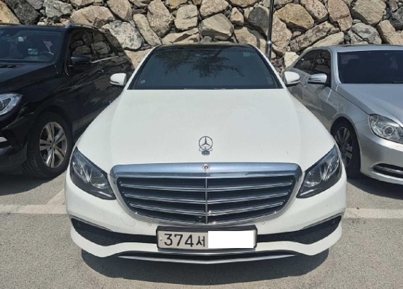 2019 Mercedes-Benz Benz E 300 e, photograph 1