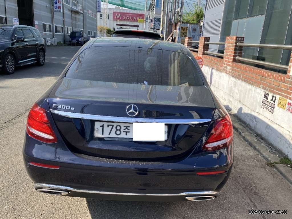 2019 Mercedes-Benz Benz E 300 e, photograph 1