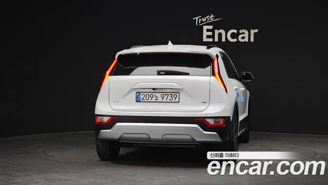 Kia Niro Trendy — photo 1 of 30