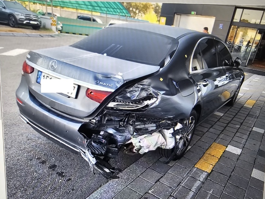 2022 Mercedes-Benz E350 4MATIC, photograph 4