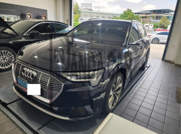 2020 Audi etron 55 quattro, photograph 2