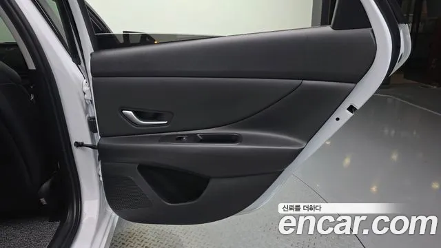 Hyundai AVANTE 1.6 — photo 1 of 30