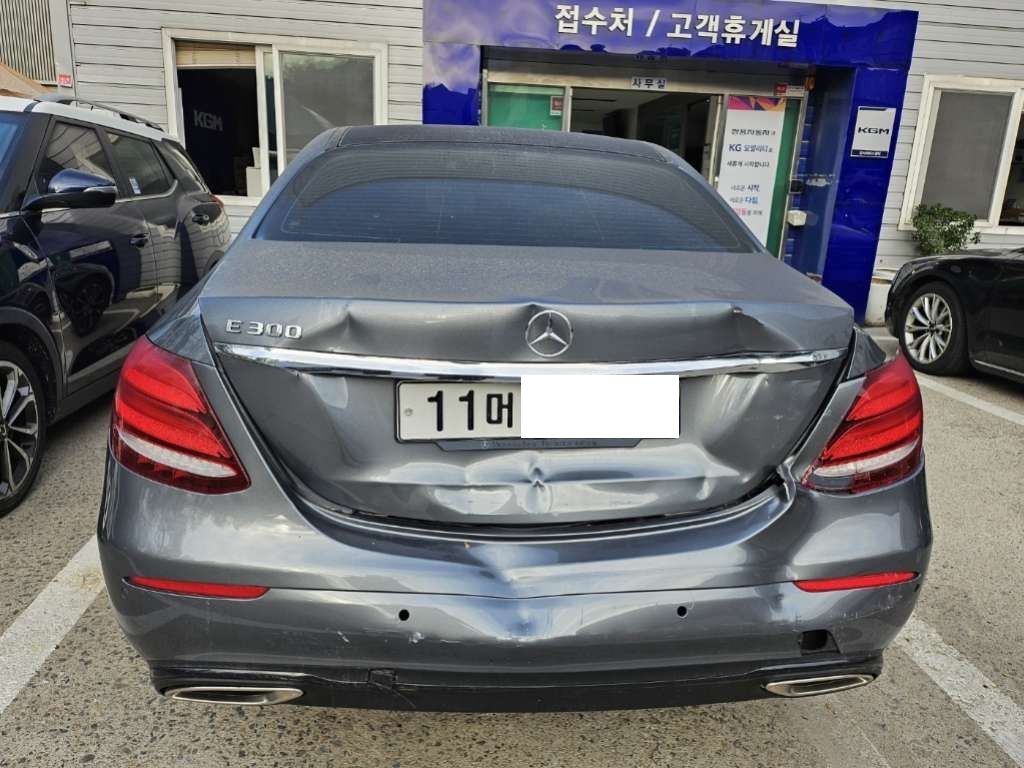 2017 Mercedes-Benz E300, photograph 4