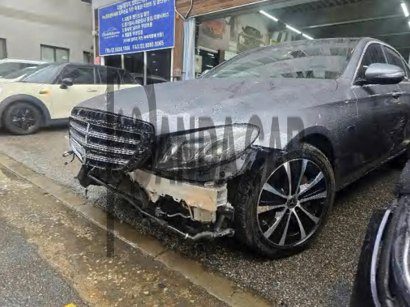 2019 Mercedes-Benz E 300 e, photograph 1