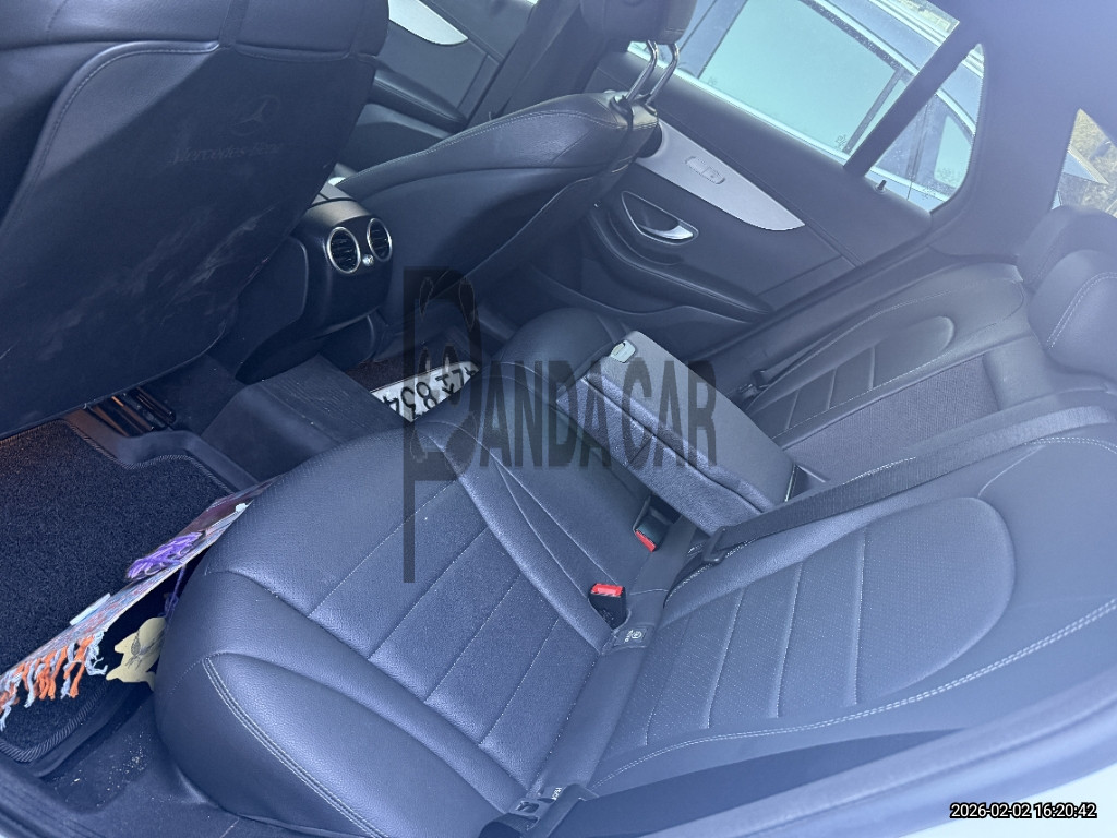 2021 Mercedes-Benz GLC300 e 4MATIC, photograph 3