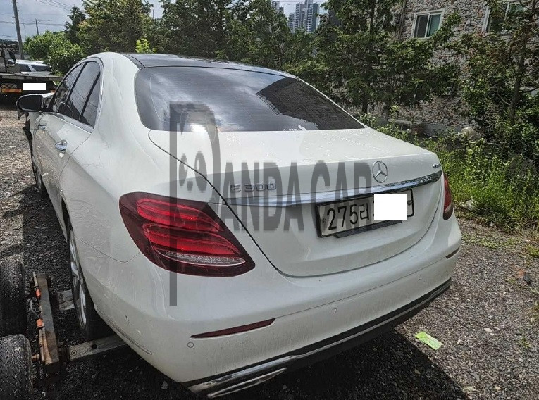 2019 Mercedes-Benz E300 4Matic, photograph 2