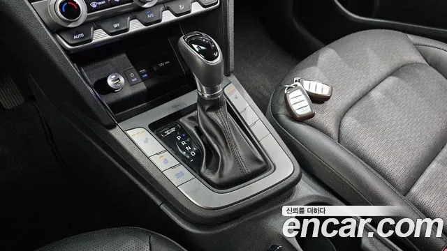 Hyundai AVANTE 1.6 — photo 1 of 30