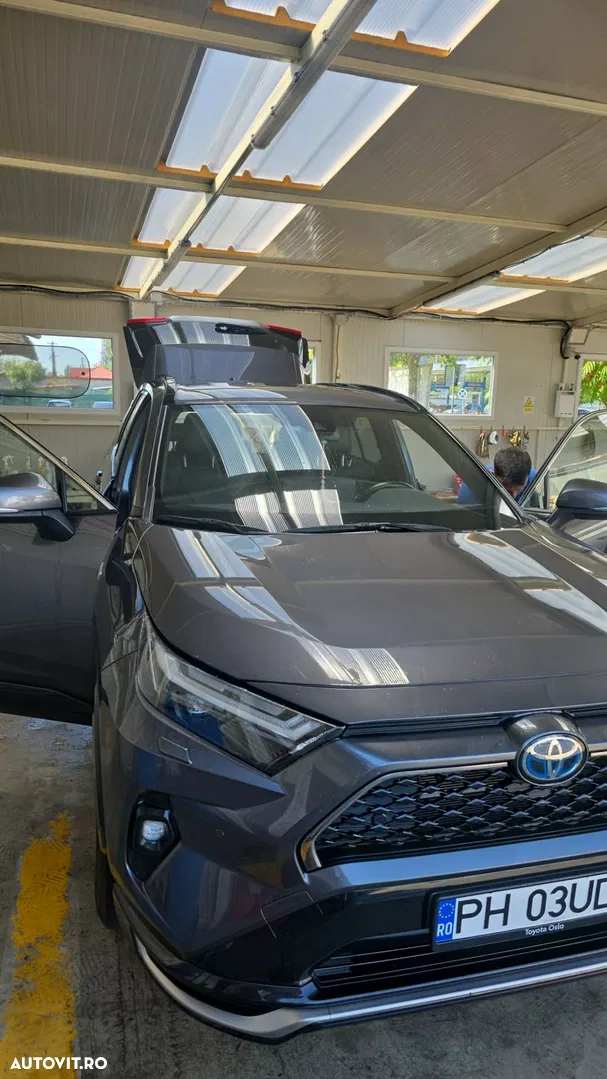 Toyota RAV4 2.0P CVT AWD Luxury — photo 1 of 5