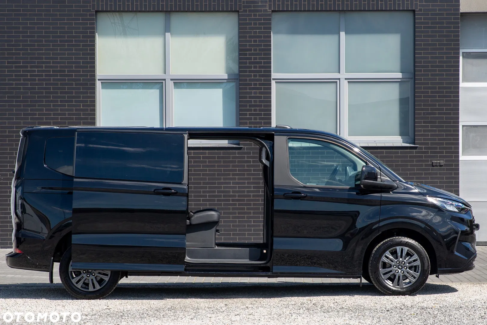 2025 Ford Tourneo Custom, photograph 4