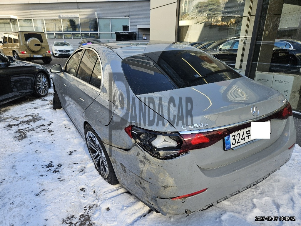 2025 Mercedes-Benz E 350 e 4MATIC, photograph 3