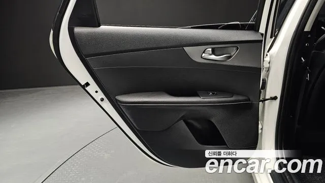 2019 Kia K3 Luxury, photograph 2