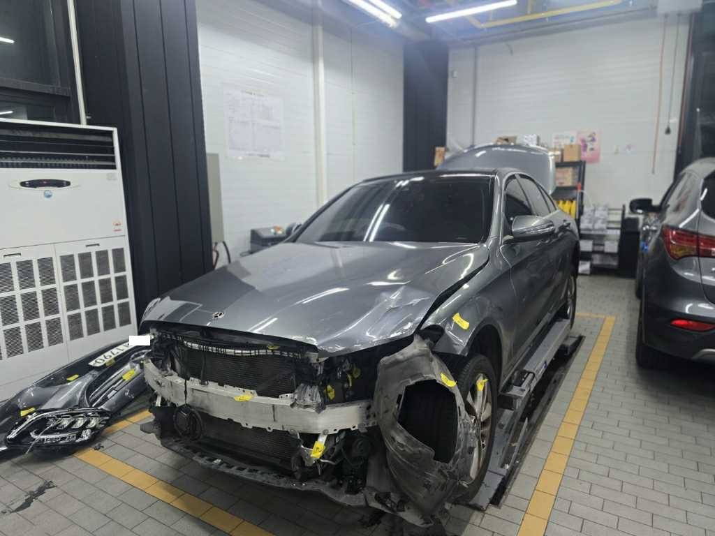 2020 Mercedes-Benz C200, photograph 3