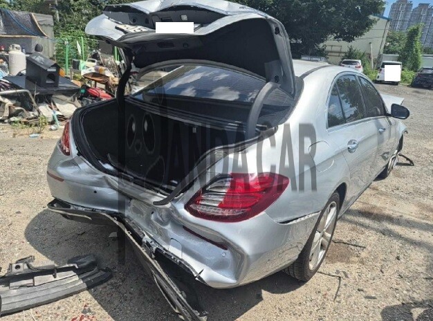 2017 Mercedes-Benz E200, photograph 2