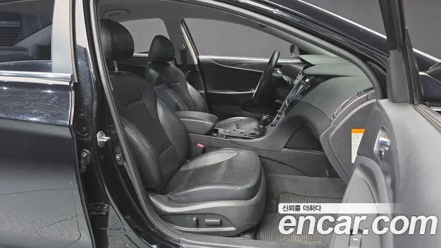 Hyundai Sonata 2.0 — photo 1 of 20