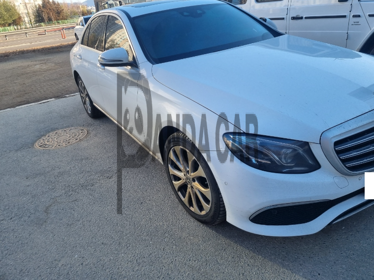 2018 Mercedes-Benz E220 d, photograph 2