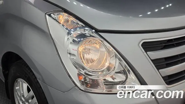 2016 Hyundai Starex 5-Seater VAN, photograph 4