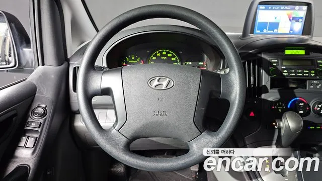 Hyundai Starex 12-Seater Wagon — photo 1 of 20