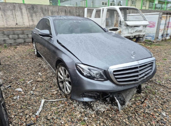 2017 Mercedes-Benz E300 4Matic, photograph 5